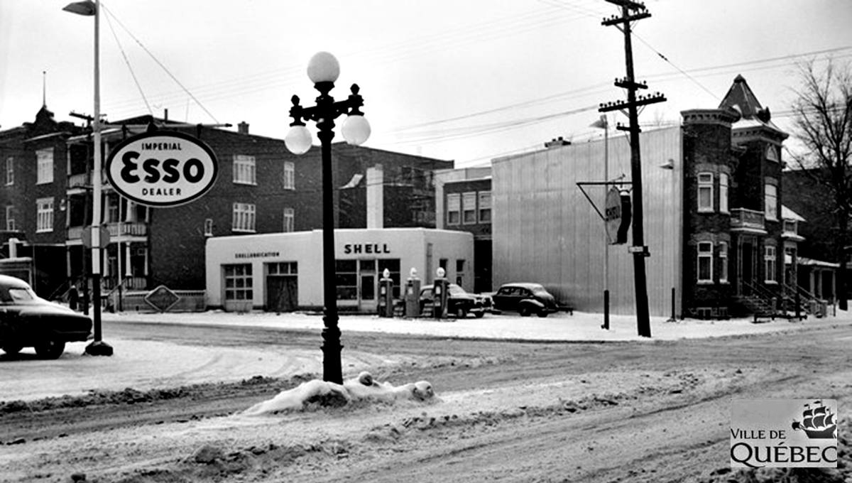 Les stations-services Esso et Shell, à l'intersection du boulevard Saint-Cyrille et de l'avenue Cartier le 8 janvier 1952.