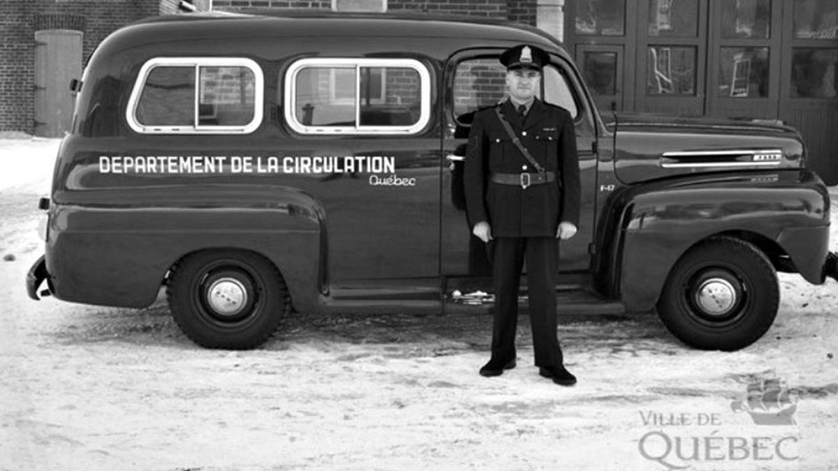 Saint-Sacrement dans les années 1950 : une voiture de police sur la rue Marie-Rollet | 2 janvier 2022 | Article par Jean Cazes
