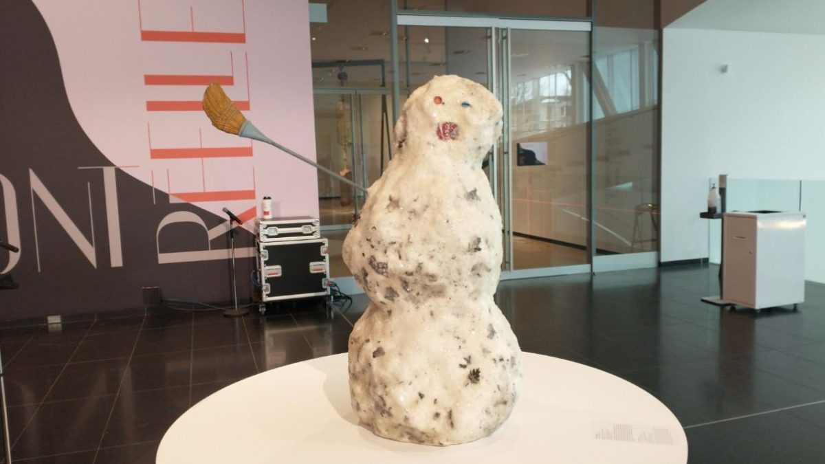 L'oeuvre Coke Can Mouth and Broom de l'Américain Tony Tasset accueille les visiteurs de Manif d'art au MNBAQ.