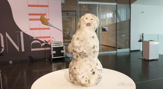 L'oeuvre Coke Can Mouth and Broom de l'Américain Tony Tasset accueille les visiteurs de Manif d'art au MNBAQ.
