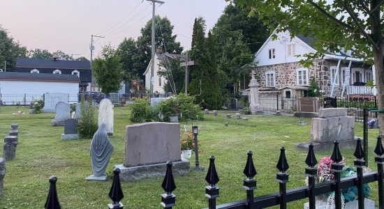 <em>Repose en paix</em> : à la découverte des cimetières de Québec  - Monquartier